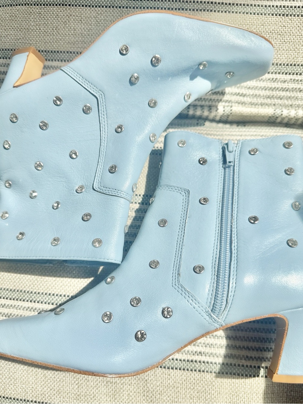 Gianni Bini Sz 6 Whisper Blue light blue leather adorned rhinestone crystals NWT